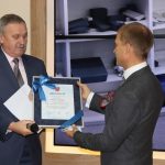 Przewodniczący Rady Powiatu w Pułtusku wręcza prof. Robertowi Gajdzie gratulacje