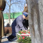 Uczestnicy uroczystości składają kwiaty pod pomnikiem upamiętniającym mieszkańców Ziemi Pułtuskiej pomordowanych i poległych w okresie II wojny światowej