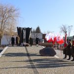 Warta honorowa pod pomnikiem upamiętniającym mieszkańców Ziemi Pułtuskiej pomordowanych i poległych w okresie II wojny światowej