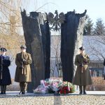Warta honorowa pod pomnikiem upamiętniającym mieszkańców Ziemi Pułtuskiej pomordowanych i poległych w okresie II wojny światowej