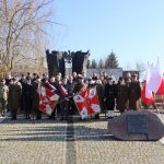 Uczestnicy uroczystości przed pomnikiem upamiętniającym mieszkańców Ziemi Pułtuskiej pomordowanych i poległych w okresie II wojny światowej