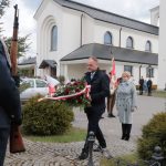 Jan Zalewski Starosta Pułtuski i Beata Jóźwiak Wicestarosta składają kwiaty pod pomnikiem Zbrodni Katyńskiej na Popławach