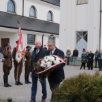 Wojciech Gregorczyk Burmistrz Miasta Pułtusk oraz Mariusz Osica Wiceprzewodniczący Rady Miejskiej w Pułtusku składają kwiaty pod pomnikiem Zbrodni Katyńskiej na Popławach