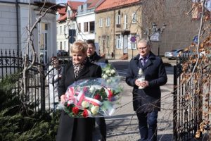 Delegacja samorządów Powiatu Pułtuskiego i Gminy Pułtusk składa kwiaty przy pomniku poświęconym pamięci Żydów z Pułtuska.
