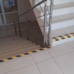 Oznakowanie schodów wewnętrznych antypoślizgową żółto-czarną taśmą
