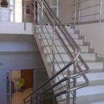 Zamontowane dodatkowe pochwyty na klatce schodowej oraz zapewniona ciągłość poręczy na spoczniku