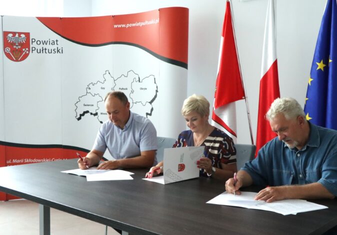 Podpisanie umowy na przebudowę drogi powiatowej w Skórznicach