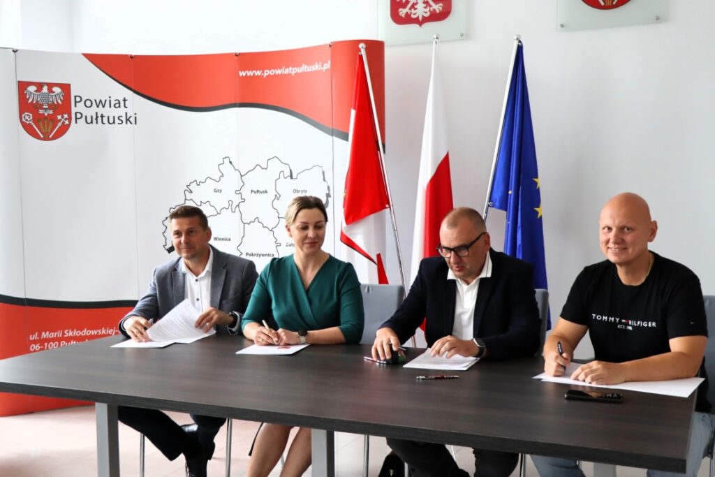 Podpisanie umów na realizację kolejnych inwestycji drogowych w Powiecie Pułtuskim 