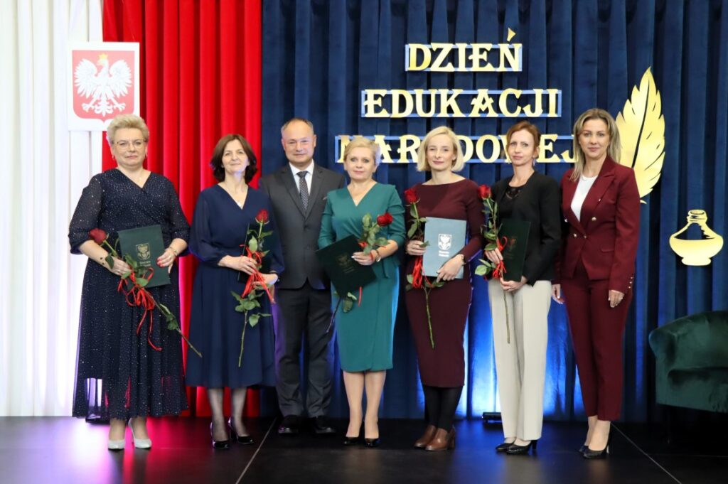 W poniedziałek 13 października, odbyły się powiatowe obchody Dnia Edukacji Narodowej. W tym roku gospodarzem uroczystości był Zespół Szkół Zawodowych im. Jana Ruszkowskiego w Pułtusku. Nauczycieli oraz pracowników szkół i placówek oświatowych Powiatu Pułtuskiego, zaproszonych gości oraz uczniów powitała dyrektor zespołu Anna Kmiołek-Gizara.