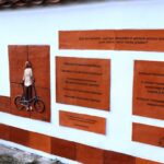 Uroczystość odsłonięcia kompozycji płaskorzeźb ceramicznych przy pułtuskim Archiwum
