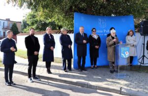 Uroczystość odsłonięcia kompozycji płaskorzeźb ceramicznych przy pułtuskim Archiwum