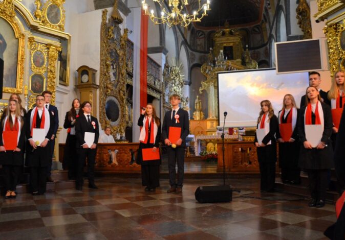Program artystyczny w wykonaniu uczniów LO im. Piotra Skargi z okazji Narodowego Święta Niepodległości